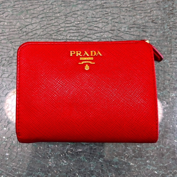 Prada Wallet *authentic* - Picture 1 of 5